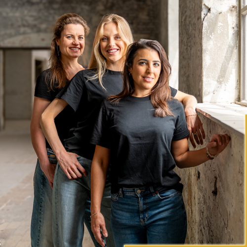 De Nederlandse zangeressen Madieke Schoots en Joline Soomers en de Britse sopraan Christina Petrou vormen het vocale trio “VerrasSing”. Ze verrassen het publiek met hun stijgende zang en voegen tegelijkertijd een elegante klassieke draai toe aan een verscheidenheid aan genres, van popklassiekers tot jazz en muziektheater. De drie zangeressen ontmoetten elkaar in Maastricht, Nederland door hun werk in het orkest van de Nederlandse violist André Rieu. De groep werd geboren tijdens de eerste lockdown en sindsdien zijn ze hun unieke stemmen blijven gebruiken om prachtige harmonieën en muzikaliteit te leveren. Het resultaat zijn hartverwarmende optredens waar vaak een ‘Verrassingselement’ in zit!