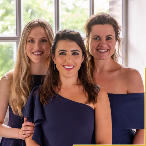 De Nederlandse zangeressen Madieke Schoots en Joline Soomers en de Britse sopraan Christina Petrou vormen het vocale trio “VerrasSing”. Ze verrassen het publiek met hun stijgende zang en voegen tegelijkertijd een elegante klassieke draai toe aan een verscheidenheid aan genres, van popklassiekers tot jazz en muziektheater. De drie zangeressen ontmoetten elkaar in Maastricht, Nederland door hun werk in het orkest van de Nederlandse violist André Rieu. De groep werd geboren tijdens de eerste lockdown en sindsdien zijn ze hun unieke stemmen blijven gebruiken om prachtige harmonieën en muzikaliteit te leveren. Het resultaat zijn hartverwarmende optredens waar vaak een ‘Verrassingselement’ in zit!