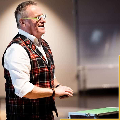 Leo heeft inmiddels een grote staat van dienst in de wereld van het magisch amusement verworven en hij heeft samengewerkt met sterren als Raymond van Barneveld, Frans Bauer, Ruth Jacott en vele anderen. Ook heeft Leo meermaals opgetreden in amusementsprogramma’s van onder andere de zenders RTL en SBS. Heel kenmerkend voor Leo Smetsers is zijn pure, natuurlijke maar bovenal beminnelijke wijze van optreden en omgaan met mensen. Die laatsten neemt hij direct voor zich in door zijn vrolijke en sympathieke persoonlijkheid. En dat schept dan ogenblikkelijk dé perfecte basis voor contact, verbazing en plezier. Veelzijdigheid is voor Leo ongelooflijk kenmerkend. Voor vrijwel elk feest en voor vrijwel elke situatie en gelegenheid kan maatwerk worden geleverd. Maatwerk dat Leo in overleg met u en geheel volgens uw wensen samenstelt. Leo Smetsers… onderscheidener kan haast niet!