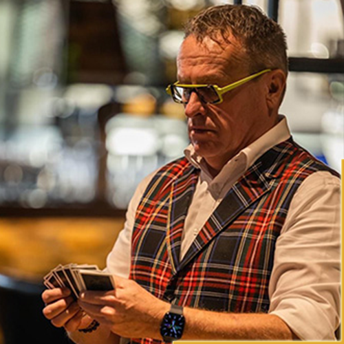 Leo heeft inmiddels een grote staat van dienst in de wereld van het magisch amusement verworven en hij heeft samengewerkt met sterren als Raymond van Barneveld, Frans Bauer, Ruth Jacott en vele anderen. Ook heeft Leo meermaals opgetreden in amusementsprogramma’s van onder andere de zenders RTL en SBS. Heel kenmerkend voor Leo Smetsers is zijn pure, natuurlijke maar bovenal beminnelijke wijze van optreden en omgaan met mensen. Die laatsten neemt hij direct voor zich in door zijn vrolijke en sympathieke persoonlijkheid. En dat schept dan ogenblikkelijk dé perfecte basis voor contact, verbazing en plezier. Veelzijdigheid is voor Leo ongelooflijk kenmerkend. Voor vrijwel elk feest en voor vrijwel elke situatie en gelegenheid kan maatwerk worden geleverd. Maatwerk dat Leo in overleg met u en geheel volgens uw wensen samenstelt. Leo Smetsers… onderscheidener kan haast niet!
