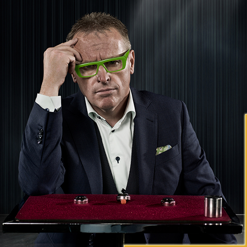 Leo heeft inmiddels een grote staat van dienst in de wereld van het magisch amusement verworven en hij heeft samengewerkt met sterren als Raymond van Barneveld, Frans Bauer, Ruth Jacott en vele anderen. Ook heeft Leo meermaals opgetreden in amusementsprogramma’s van onder andere de zenders RTL en SBS. Heel kenmerkend voor Leo Smetsers is zijn pure, natuurlijke maar bovenal beminnelijke wijze van optreden en omgaan met mensen. Die laatsten neemt hij direct voor zich in door zijn vrolijke en sympathieke persoonlijkheid. En dat schept dan ogenblikkelijk dé perfecte basis voor contact, verbazing en plezier. Veelzijdigheid is voor Leo ongelooflijk kenmerkend. Voor vrijwel elk feest en voor vrijwel elke situatie en gelegenheid kan maatwerk worden geleverd. Maatwerk dat Leo in overleg met u en geheel volgens uw wensen samenstelt. Leo Smetsers… onderscheidener kan haast niet!